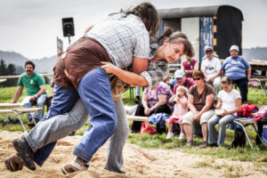 Oberbuehl, Huttwil, Bern, Schweiz, 8. Mai 2011 - Frauenschwingen in Oberbuehl.