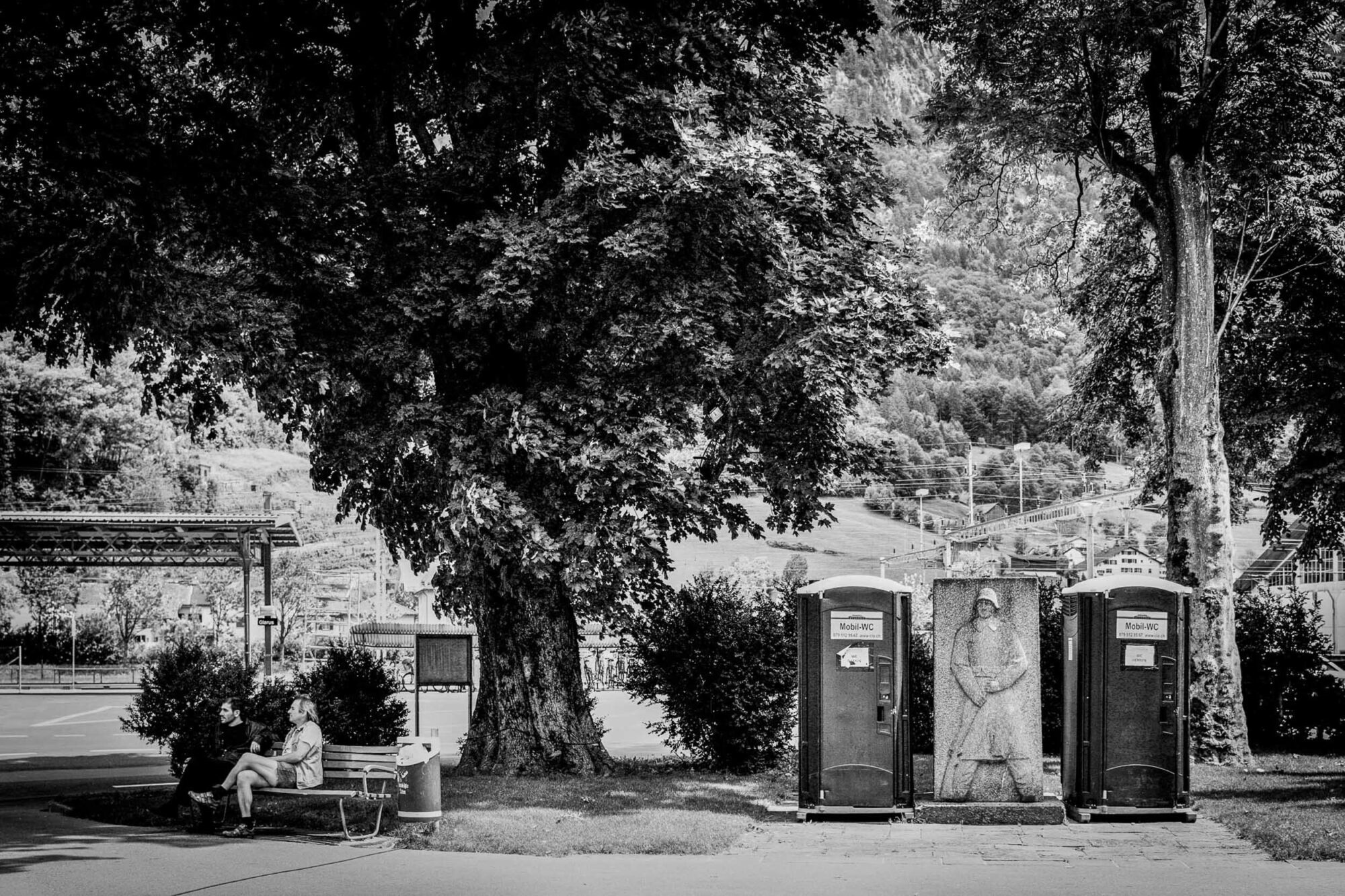 Glarus, Schweiz, 4. August 2008 - Pissoir neben Denkmal im Bahnhofpark.

Photo by Daniel Ammann
