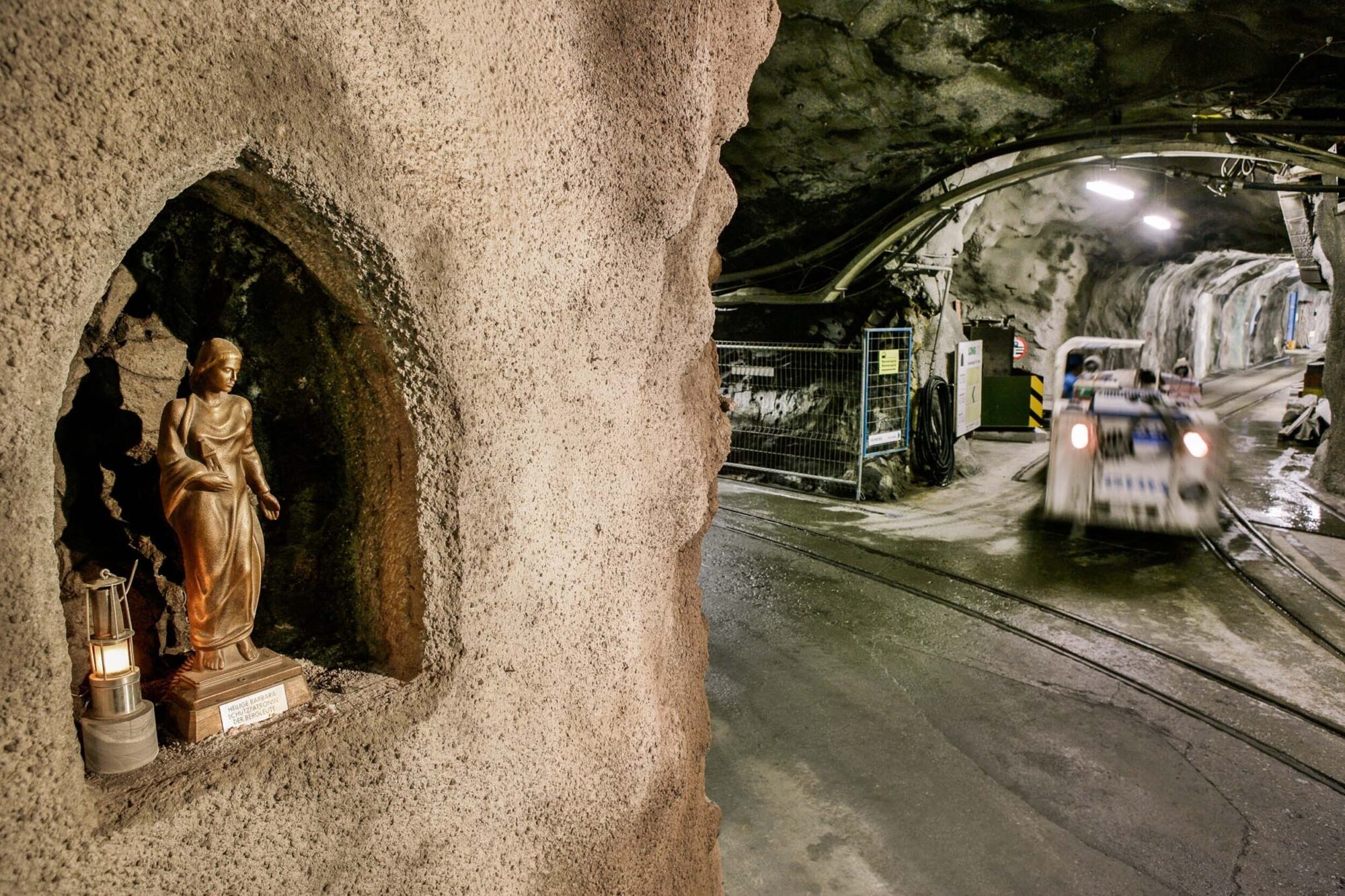 SCHWEIZ, SARGANS, MELS. 5. SEPTEMBER 2006 - BILD AUS DEM VERSUCHSTOLLEN HAGERBACH. DIE HEILIGE BARBARA WACHT IM STOLLEN UEBER DIE BERGLEUTE.

FOTO BY DANIEL AMMANN