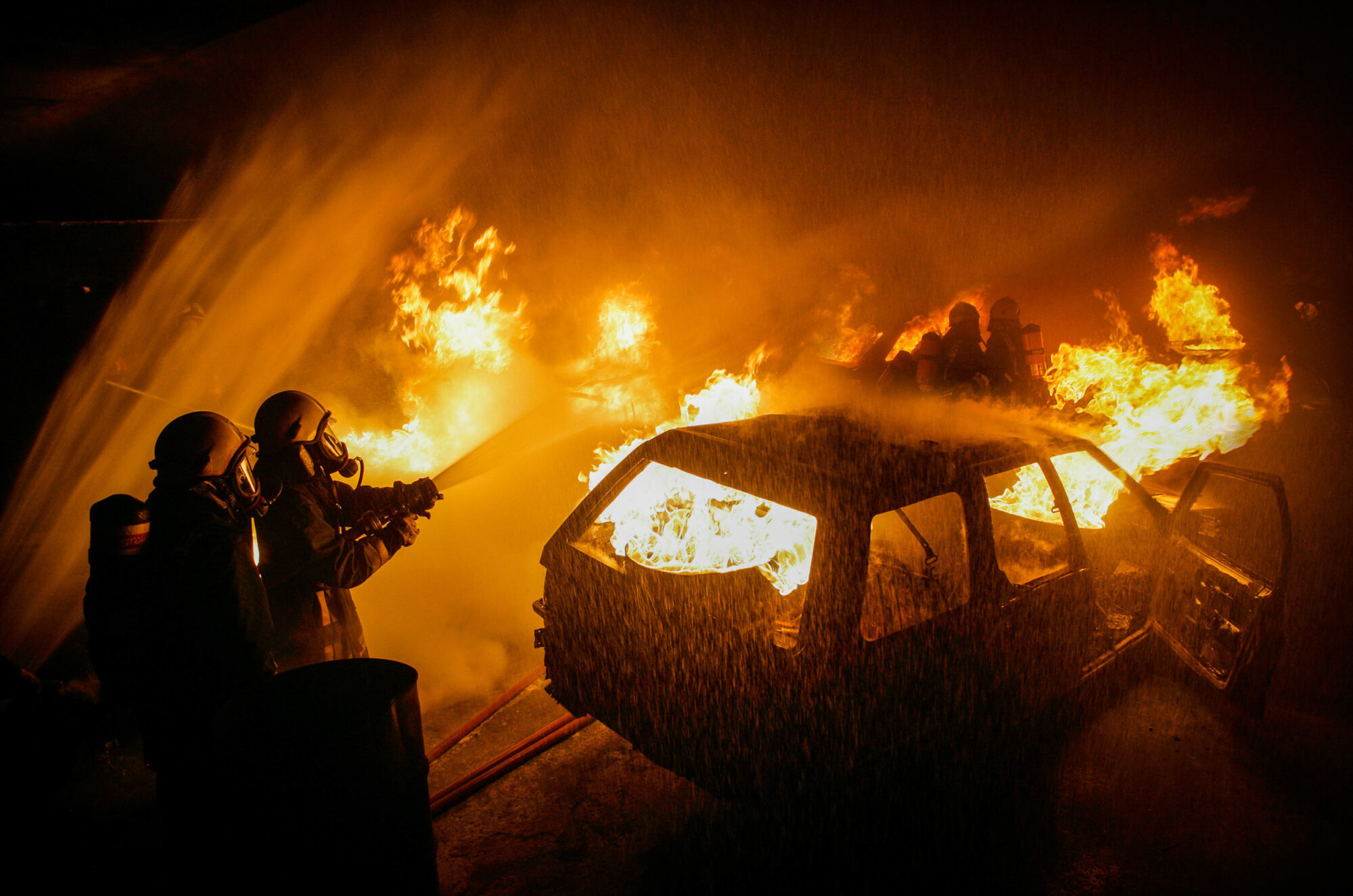 SCHWEIZ, SARGANS, MELS. 19. MAI 2006 - BILD AUS DEM VERSUCHSTOLLEN HAGERBACH. TAIWANESISCHE FEURWEHRLEUTE DES DEPARTEMENTES NANTOU COUNTY UND DES FIRE BUREAU CHANGHUA COUNTY BEI UEBUNGEN.

FOTO BY DANIEL AMMANN