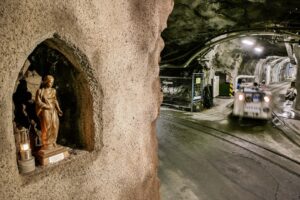 SCHWEIZ, SARGANS, MELS. 5. SEPTEMBER 2006 - BILD AUS DEM VERSUCHSTOLLEN HAGERBACH. DIE HEILIGE BARBARA WACHT IM STOLLEN UEBER DIE BERGLEUTE.

FOTO BY DANIEL AMMANN