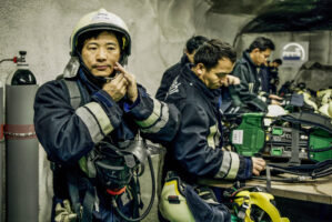 SCHWEIZ, SARGANS, MELS. 19. MAI 2006 - BILD AUS DEM VERSUCHSTOLLEN HAGERBACH. TAIWANESISCHE FEURWEHRLEUTE DES DEPARTEMENTES NANTOU COUNTY UND DES FIRE BUREAU CHANGHUA COUNTY BEI UEBUNGEN.

FOTO BY DANIEL AMMANN