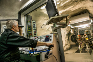 SCHWEIZ, SARGANS, MELS. 19. MAI 2006 - BILD AUS DEM VERSUCHSTOLLEN HAGERBACH. DELTA RACING TEAM, MOTORENPRUEFSTAND VON HANS PETER WALSER. PORSCHE MOTOR 908, 8 ZYLINDER MIT DOPPELZUENDUNG.

FOTO BY DANIEL AMMANN