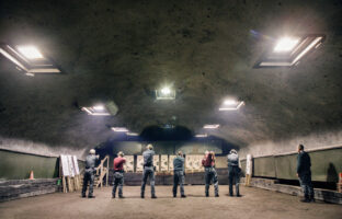 SCHWEIZ, SARGANS, MELS. 20. JUNI 2006 - BILD AUS DEM VERSUCHSTOLLEN HAGERBACH. SCHIESSZENTRUM HAGERBACH MIT DER GRENZSCHUTZWACHE AM SCHIESSEN.

FOTO BY DANIEL AMMANN