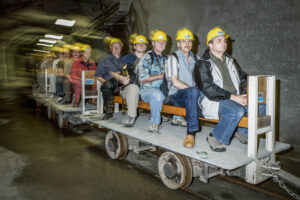 SCHWEIZ, SARGANS, MELS. 17. JUNI 2006 - BILD AUS DEM VERSUCHSTOLLEN HAGERBACH. DIE BELEGSCHAFT DER SZU, SIHLTAL ZUERICH UETLIBERG BAHN BESICHTIGEN DEN STOLLEN

FOTO BY DANIEL AMMANN