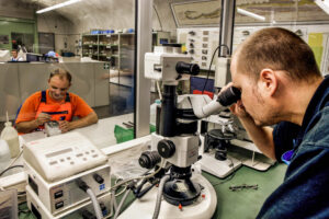 SCHWEIZ, SARGANS, MELS. 5. SEPTEMBER 2006 - BILD AUS DEM VERSUCHSTOLLEN HAGERBACH. HEINZ DISCH (R) SCHAUT SICH EINEN DUENNSCHLIFF AM MIKROSKOP AN. OLIVER OBERDANNER (L) LEGT STEINE FUER EINEN POLIERWIEDERSTAND TEST EIN.

FOTO BY DANIEL AMMANN