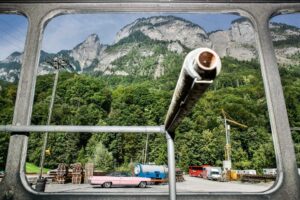 SCHWEIZ, SARGANS, MELS. 16. SEPTEMBER 2006 - BILD AUS DEM VERSUCHSTOLLEN HAGERBACH. ANSICHT DES HAGERBACH DURCH DIE ZERBROCHENEN GLAESER EINES ALTEN LINIEN BUSES DER STADT ST. GALLEN. 

FOTO BY DANIEL AMMANN