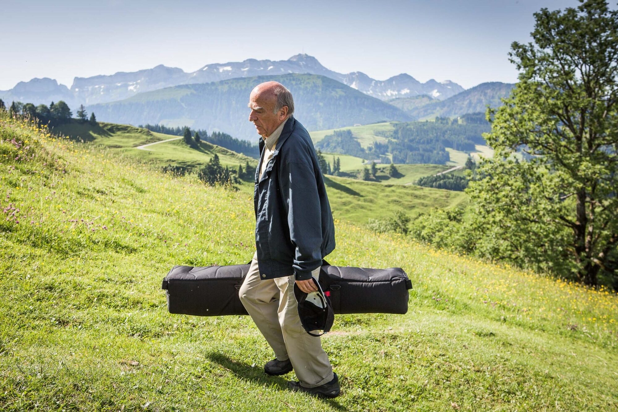 Hundwil, Appenzell Ausserrhoden, Schweiz, 28. Juni 2012 - Wandern mit Hans Rudolf Merz.