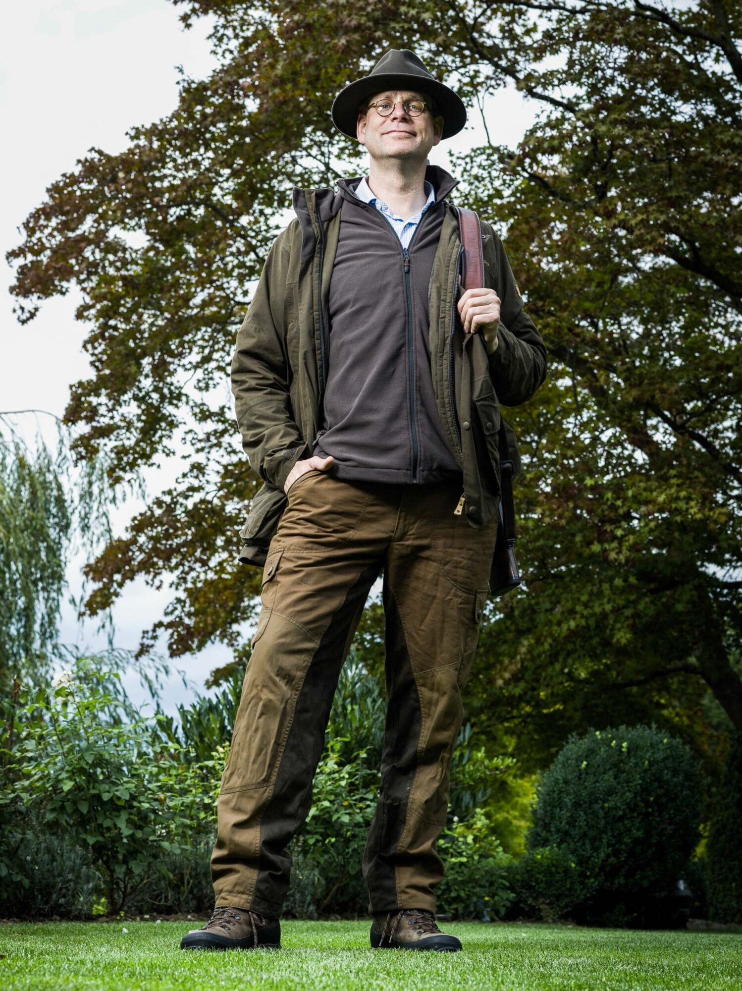 St. Gallen, Schweiz, 7. September 2011 - Oliver Bernd Graefen jagd aus Liebe zur Natur und aus Liebe zum besten Bio Fleisch das es in der Natur zu finden gibt. Seinen vier Kindern hat er ueber Flora und Fauna viel zu erzaehlen.