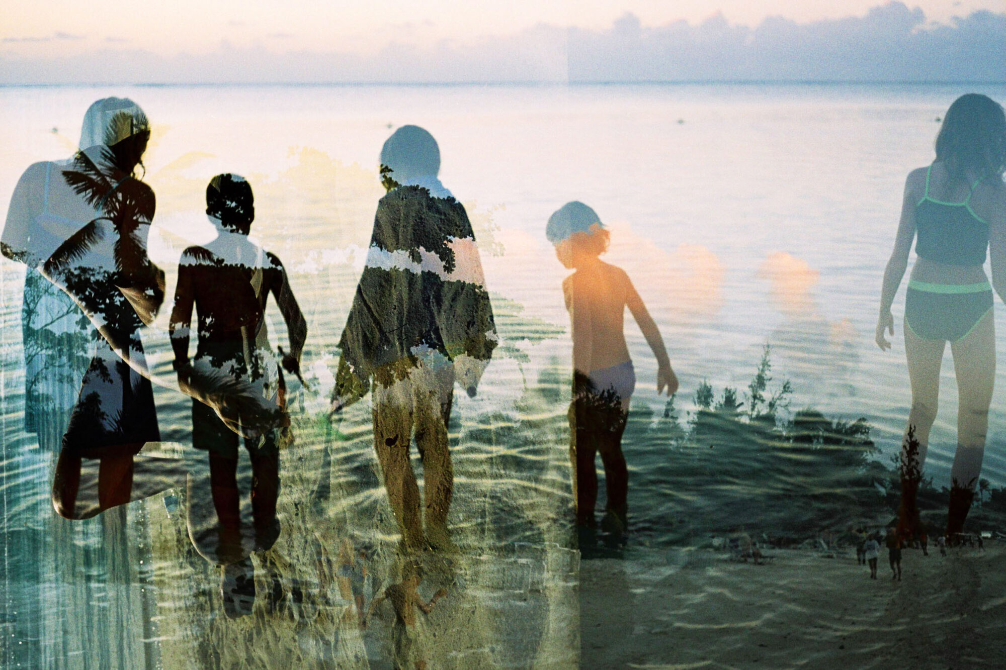 MAURITIUS,17.MAERZ02 -  Ferien auf der Insel Mauritius. Kinder am Strand. Doppelbelichtung am Meer.

photo by Daniel Ammann