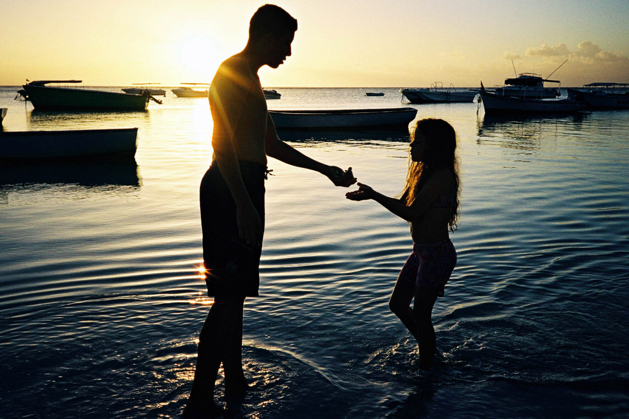 MAURITIUS,17.MAERZ02 -  Ferien auf der Insel Mauritius. Kinder am Strand im Abendlicht gegen die Sonne.


photo by Daniel Ammann