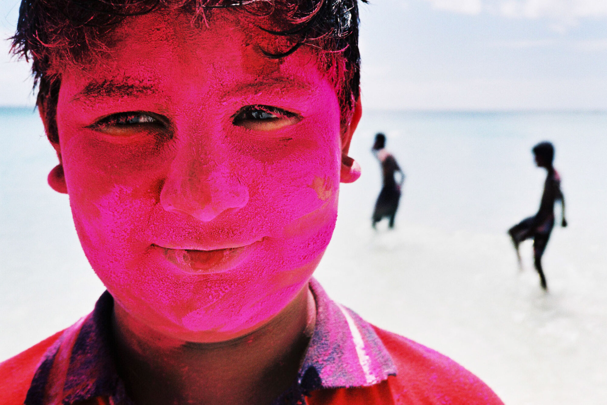 MAURITIUS,17.MAERZ02 -  Ferien auf der Insel Mauritius. Inder schmieren die Koerper am Strand waehrend des Holi Festes mit Farbe voll.

photo by Daniel Ammann