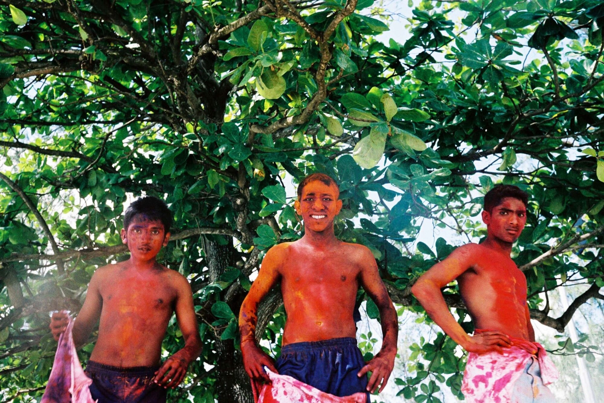 MAURITIUS,17.MAERZ02 -  Ferien auf der Insel Mauritius. Inder schmieren die Koerper am Strand waehrend des Holi Festes mit Farbe voll.


photo by Daniel Ammann