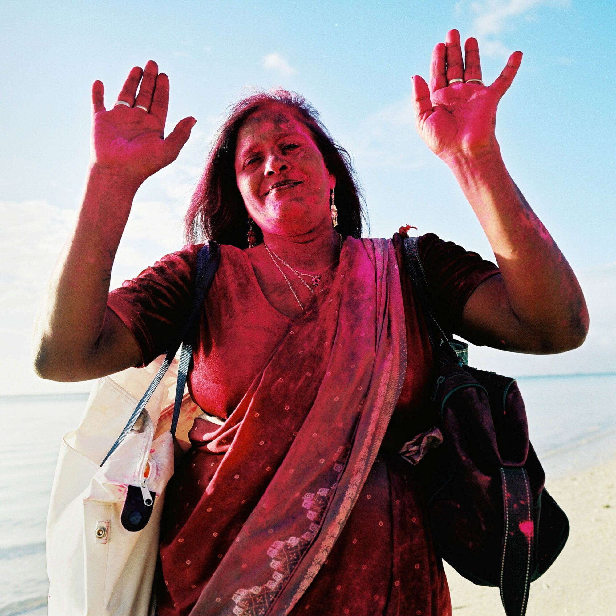 MAURITIUS,17.MAERZ02 -  Ferien auf der Insel Mauritius. Die Strandverkaeuferin Rita voller roter Farbe von einem Inder der das Holi Fest feiert.

photo by Daniel Ammann