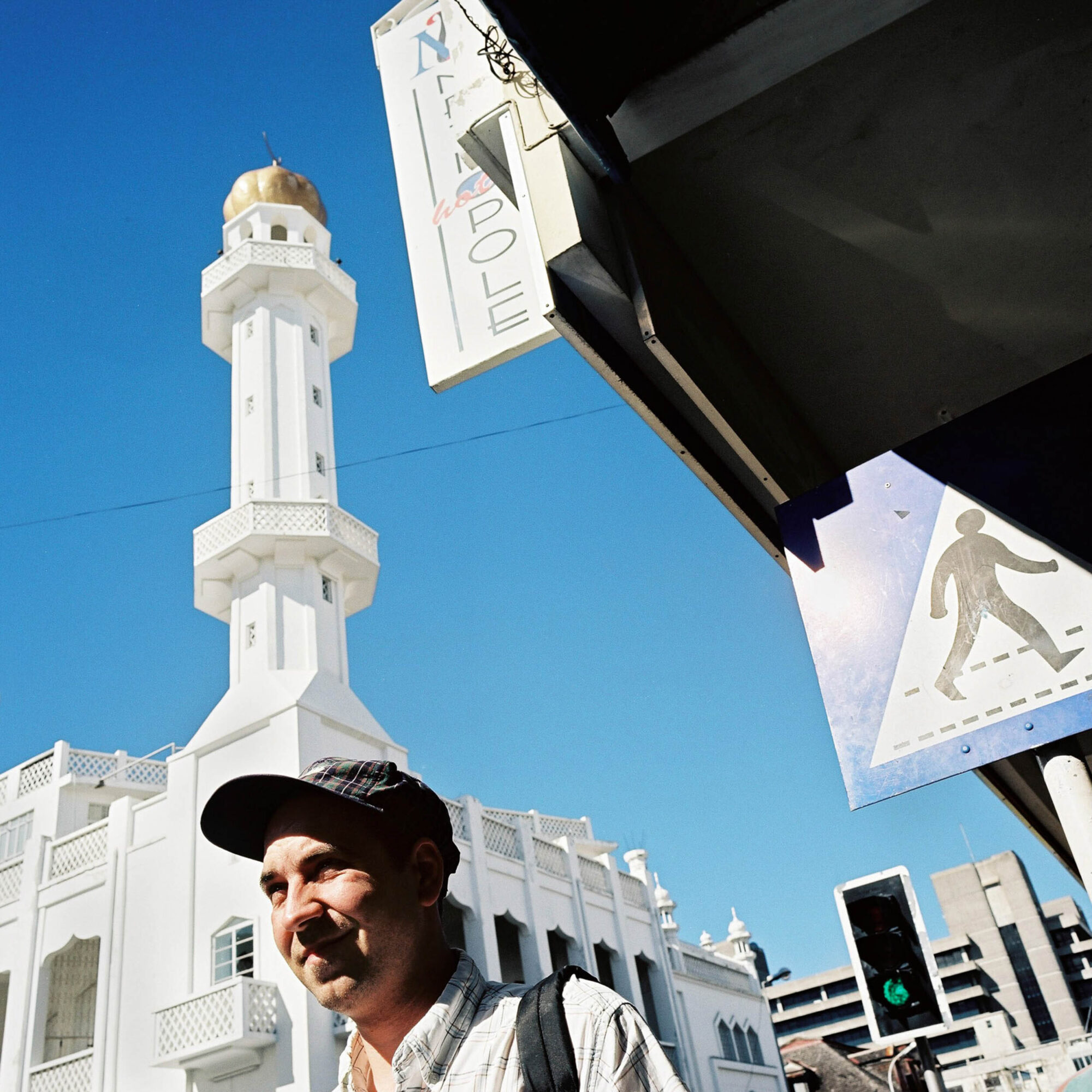 MAURITIUS,17.MAERZ02 -  Ferien auf der Insel Mauritius. Stadtansichten der Hauptstadt Port Louis. Passant vor Moschee.

photo by Daniel Ammann