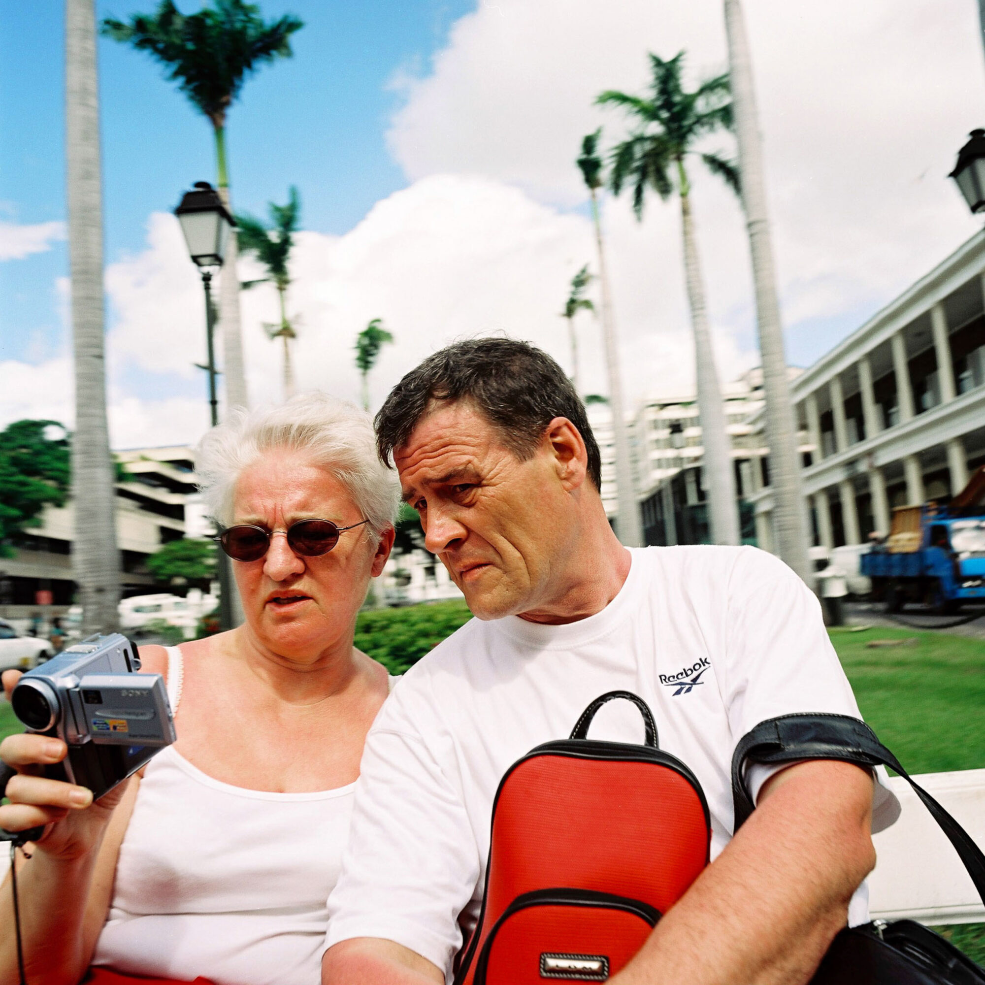 MAURITIUS,17.MAERZ02 -  Ferien auf der Insel Mauritius. Stadtansichten der Hauptstadt Port Louis. Touristen beim begutachten ihres Ferien Film auf einer Handy Cam.

photo by Daniel Ammann