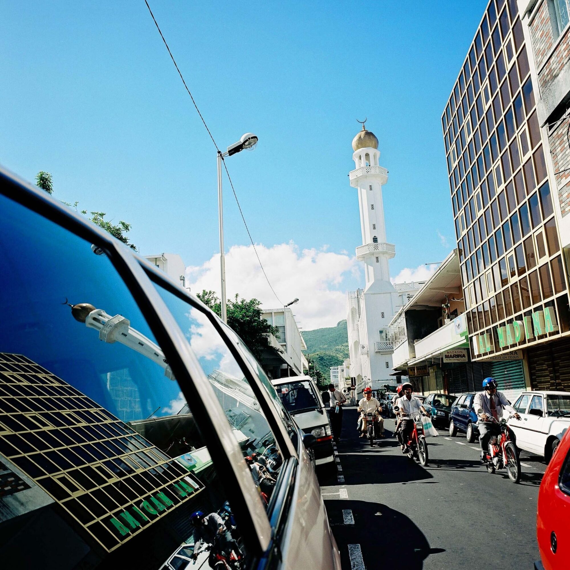 MAURITIUS,17.MAERZ02 -  Ferien auf der Insel Mauritius. Stadtansichten der Hauptstadt Port Louis. Moschee im Hintergrund.

photo by Daniel Ammann
