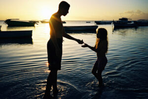 MAURITIUS,17.MAERZ02 -  Ferien auf der Insel Mauritius. Kinder am Strand im Abendlicht gegen die Sonne.


photo by Daniel Ammann