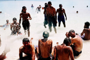 MAURITIUS,17.MAERZ02 -  Ferien auf der Insel Mauritius. Inder am Strand waehrend des Holi Festes an der rituellen Reinigung.

photo by Daniel Ammann