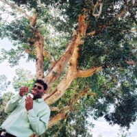 MAURITIUS,17.MAERZ02 -  Ferien auf der Insel Mauritius. Eis Verkaeufer unter einem Baum stehend, genuesslich seine Suessigkeit verzehrend.

photo by Daniel Ammann