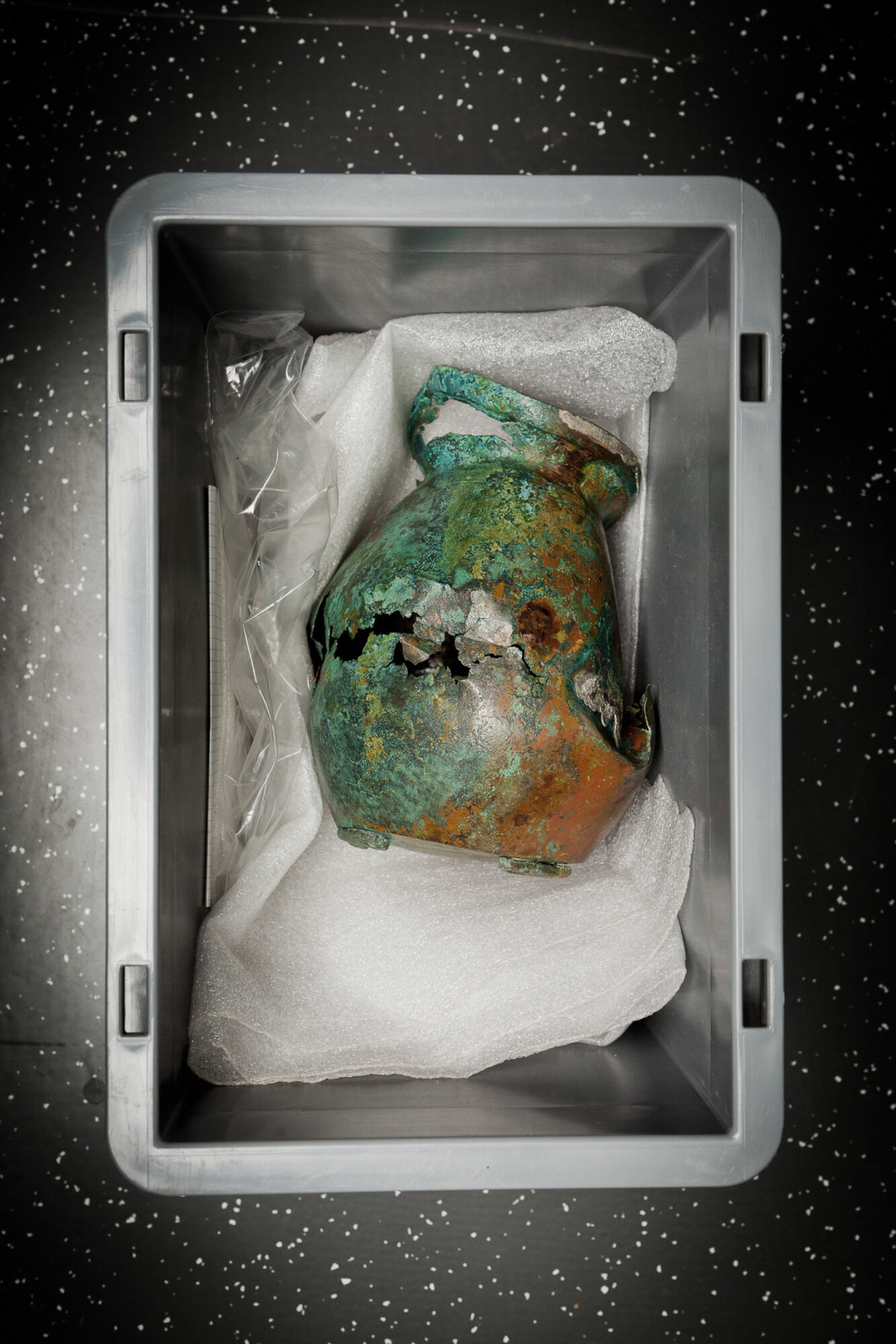 Lausanne, Wadt, 2. November 2011 - Bronzegefaess am Kantonalen Archaeologie Museum in Lausanne .