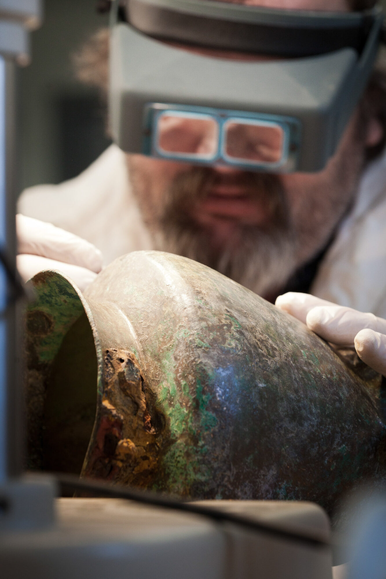 Lausanne, Wadt, 2. November 2011 - Am Kantonalen Archaeologie Museum in Lausanne bearbeitet David Cuendet ein Bronzegefaess.
