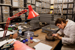 Lausanne, Wadt, 3. November 2011 - Am Kantonalen Archaeologie Museum in Lausanne arbeiten Caroline Brunetti am Computer, Sandra Gilloz (links) an Scherben, David Cuendet auf der Leiter und Aline Berthold an einer Vase.