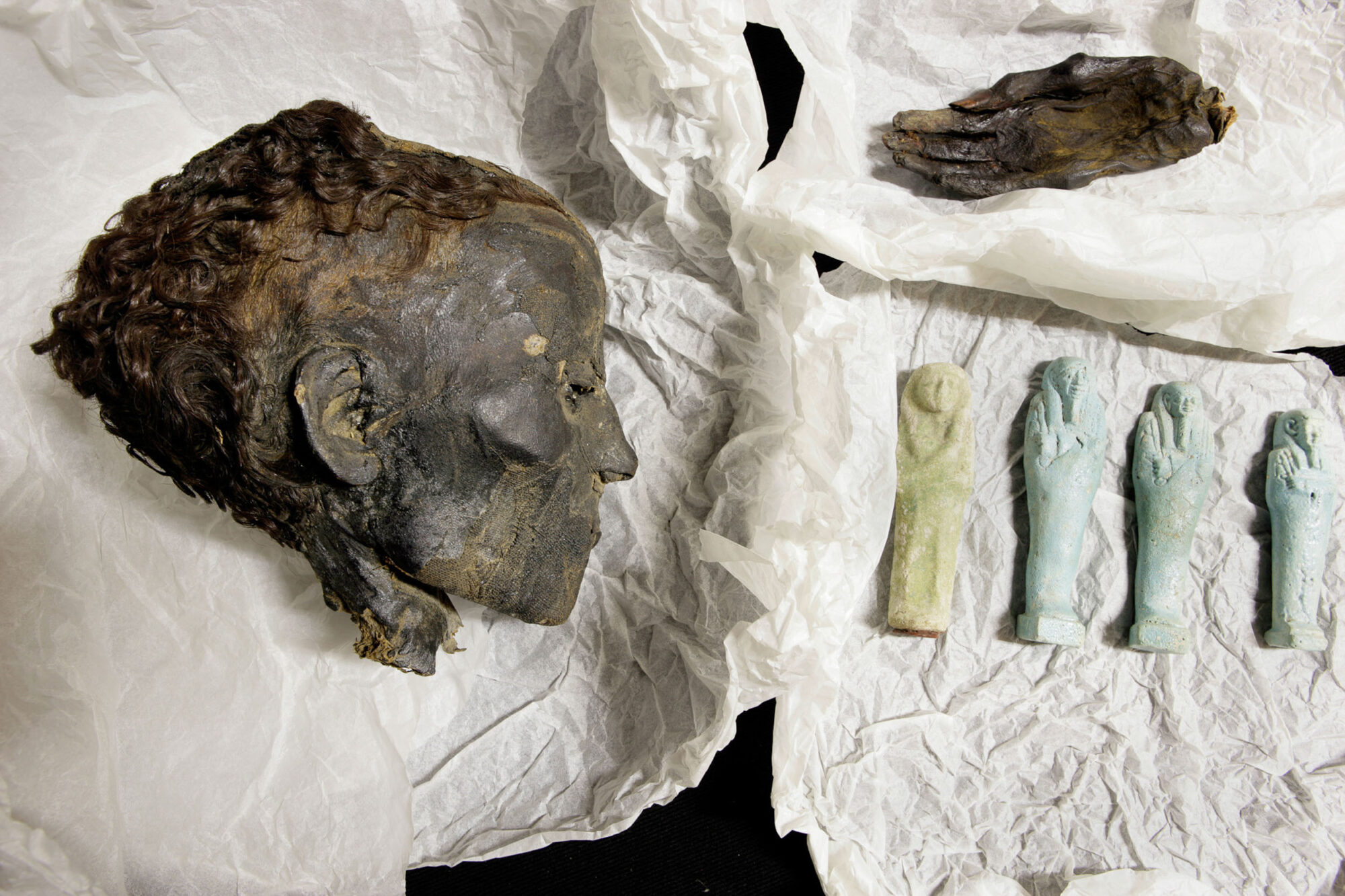 Burgdorf, Bern, Schweiz,10. Maerz 2008 -Alexandra Kueffer im Magazin auf dem Dachboden eines Schulhauses mit einem Mumienkopf.

Photo by Daniel Ammann