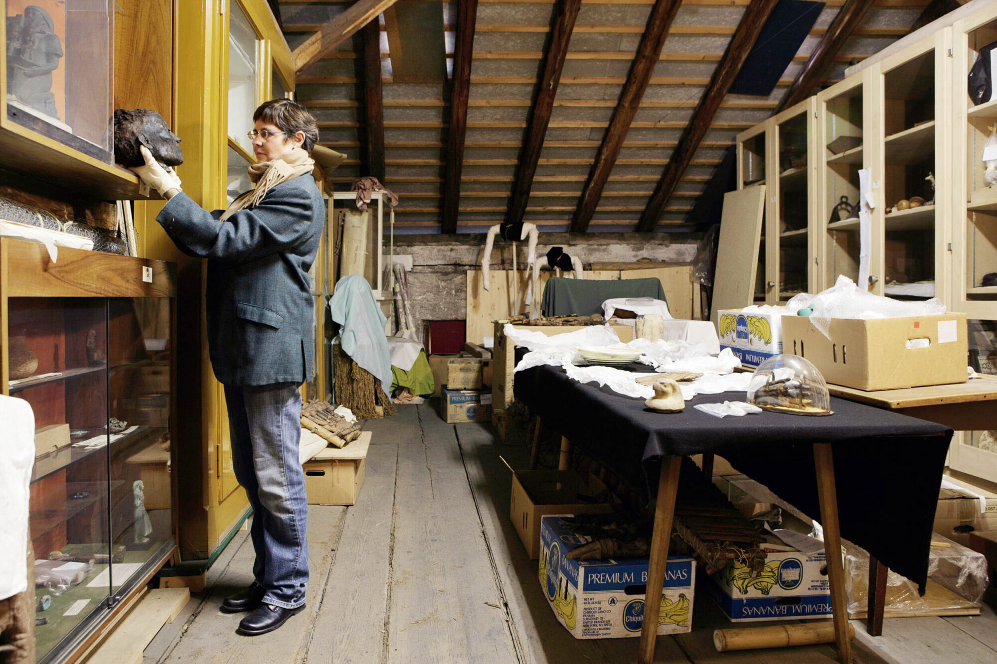 Burgdorf, Bern, Schweiz,10. Maerz 2008 -Alexandra Kueffer im Magazin auf dem Dachboden eines Schulhauses mit einem Mumienkopf.

Photo by Daniel Ammann