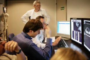 Zuerich, Schweiz, 6. Maerz 2008 - Die Altdorfer Kindermumie am UNI Spital Balgrist. Besprechnung mit den Herren Thomas Boeni im weissen Kittel stehend, Dr. G. U. Exner, Frank Ruehli im blauen Hemd und Thomas Landolt.

Photo by Daniel Ammann