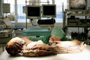 Zuerich, Schweiz, 6. Maerz 2008 - Die Altdorfer Kindermumie am UNI Spital Balgrist. Endoskopischer Untersuch im OP mit Dr. Hans Jutzi, Leiter der Intensivstation und Frank Ruehli mit dem Endoskop in der Hand.

Photo by Daniel Ammann