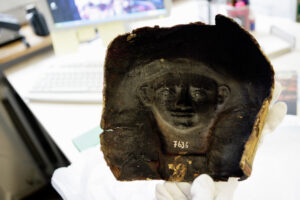 Burgdorf, Bern, Schweiz,10. Maerz 2008 -Alexandra Kueffer am Voelkerkunde Museum begutachtet an ihrem Arbeitsplatz eine kleine ptolemaeische Mumienmaske.

Photo by Daniel Ammann