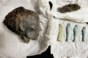 Burgdorf, Bern, Schweiz,10. Maerz 2008 -Alexandra Kueffer im Magazin auf dem Dachboden eines Schulhauses mit einem Mumienkopf.

Photo by Daniel Ammann