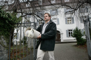 Altorf, Schweiz, 12. Maerz 2008 - Thomas Landolt schreitet mit der Kindermumie unter dem Arm aus der Kantonsschule Altdorf.

Photo by Daniel Ammann