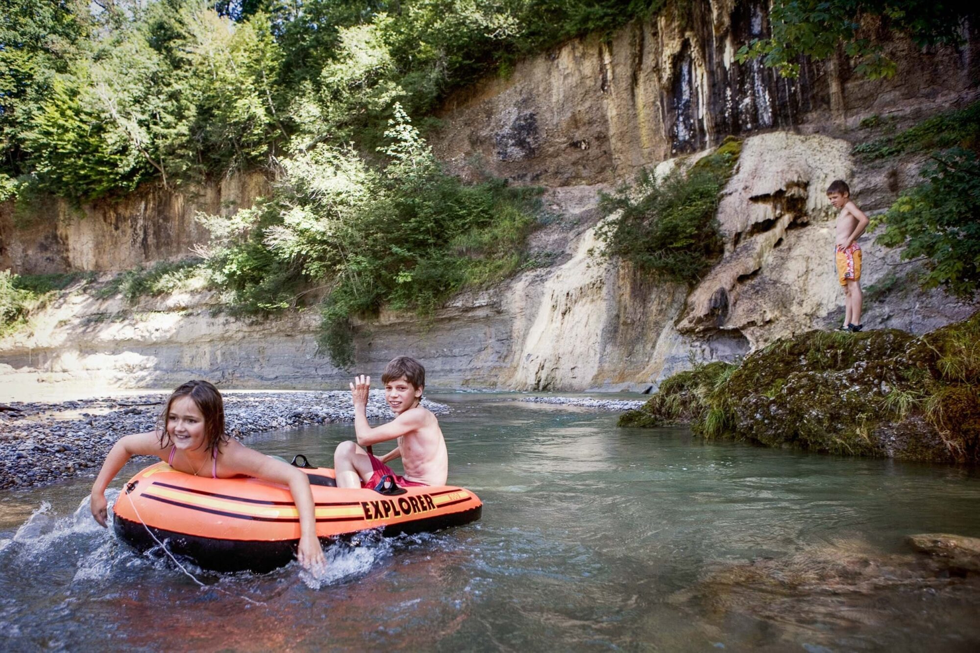 Ganterschwil, Neckertal, St. Gallen, Schweiz, 15. August 2007 - Kinder fahren im Gummiboot in den Stromschnellen des Necker. Menschen erholend sich am Fluss Necker.

Photo by Daniel Ammann