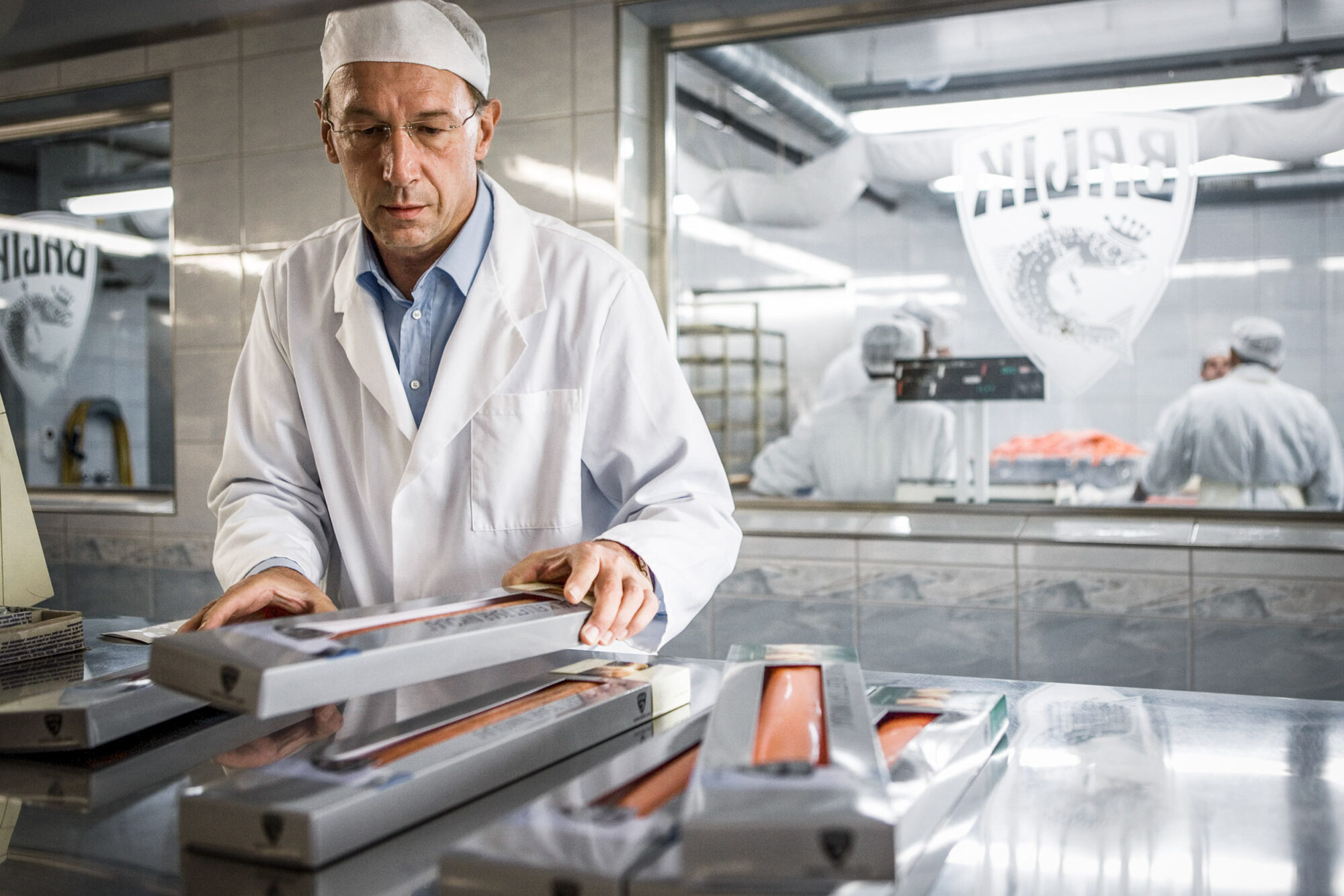 Ebersol, Neckertal, St. Gallen, Schweiz, 4. November 2007 - Balik Lachsraeucherei im Toggenburg. Konfektionierung der Filetstuecke.

Photo by Daniel Ammann