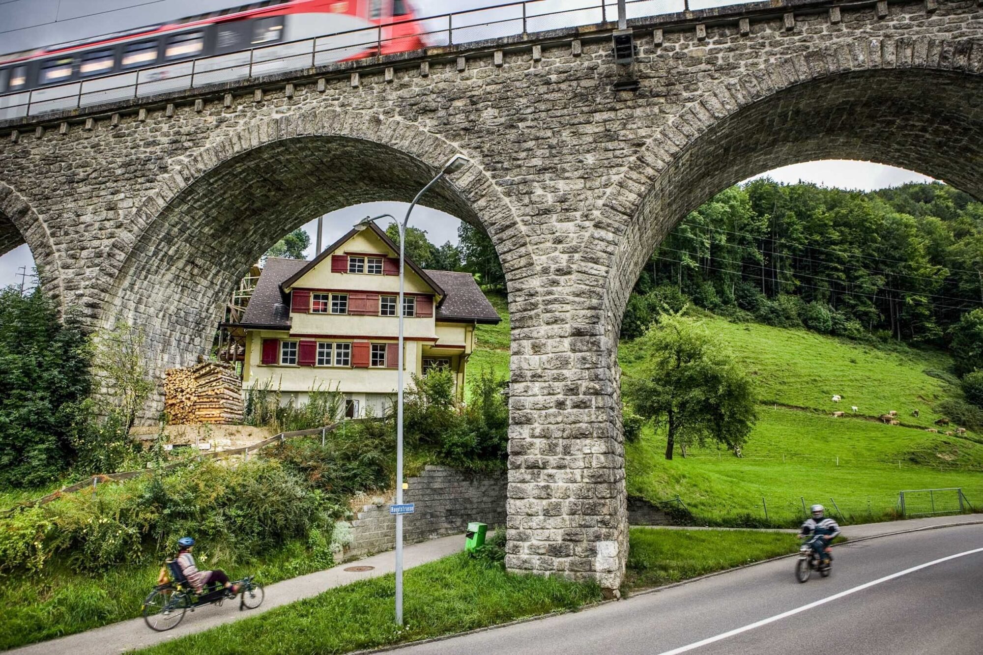 Neckertal, St. Gallen, Schweiz, 5. September 2007 - SOB, Schweizerische Suedostbahn, Viadukt bei Brunnadern.

Photo by Daniel Ammann