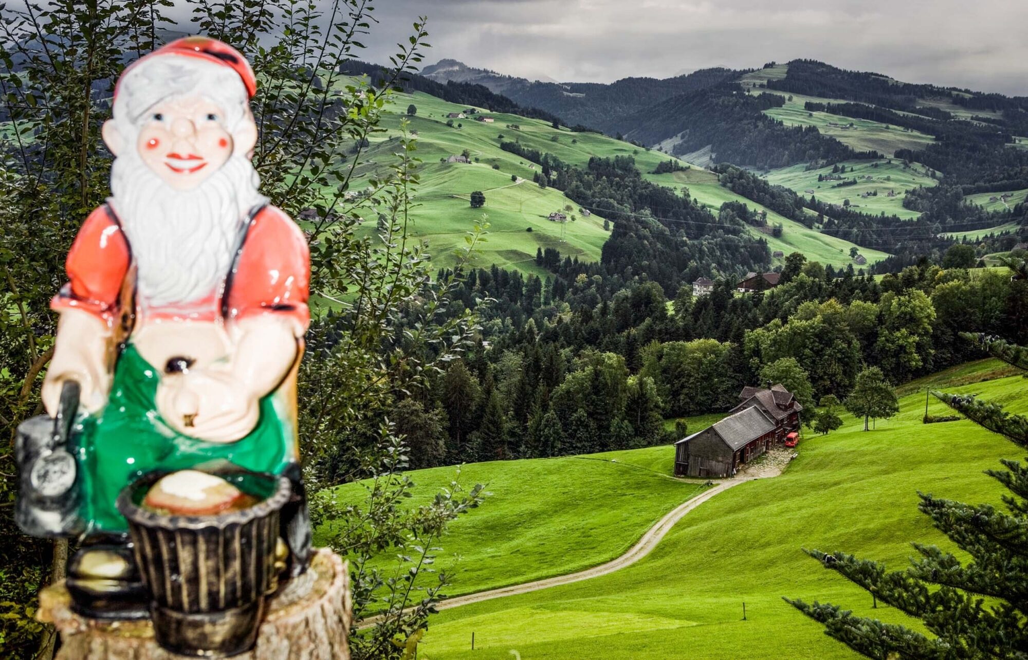 Neckertal, St. Gallen, Schweiz, 5. September 2007 - Blick von Hemberg in Richtung Ofenloch, Amperenboden, Hochalp und hinter den Wolken der Saentis. Davor steht ein Gartenzwerg.

Photo by Daniel Ammann