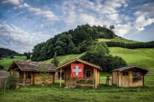 Spreitenbach, Neckertal, St. Gallen, Schweiz, 15. August 2007 - Blockhuetten mit Schweizer Fahne.

Photo by Daniel Ammann