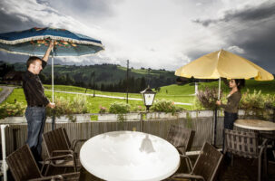 Baechli, Neckertal, St. Gallen, Schweiz, 4. November 2007 - Rosmarie Schaub und Emil Mueller fuehren ein gastliches Haus. Das Gasthaus Frohheim liegt inmitten einer offenen Huegellandschaft.

Photo by Daniel Ammann