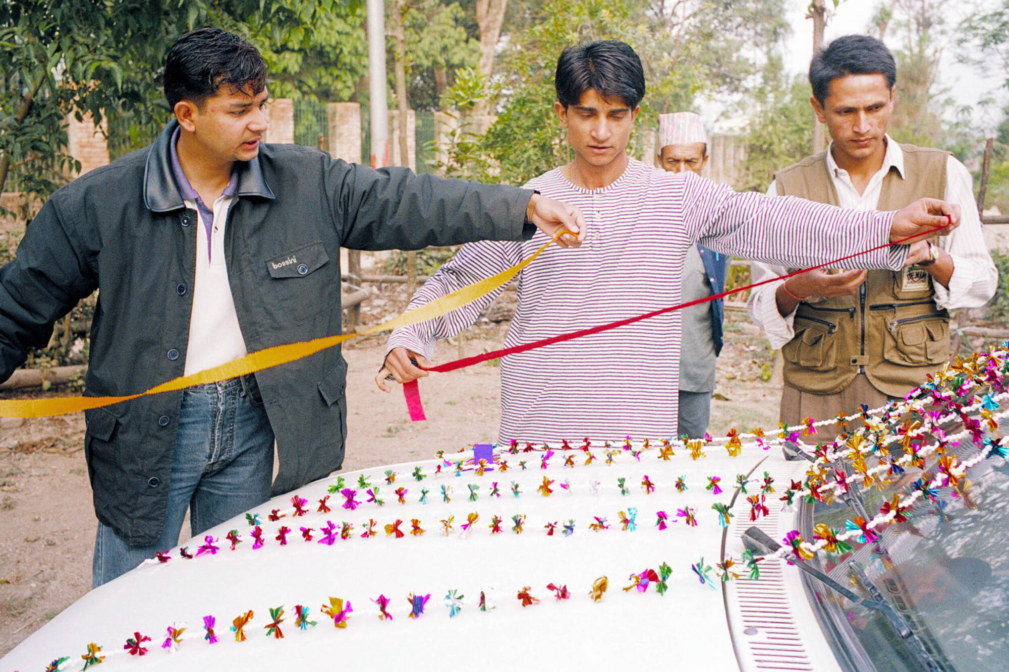 KATHMANDU 7. APRIL 2000 - Einheimische Hochzeitsgaeste in Nepals Hauptstadt Kathmandu schmuecken den Wagen des Braeutigam.

Photo by Daniel Ammann