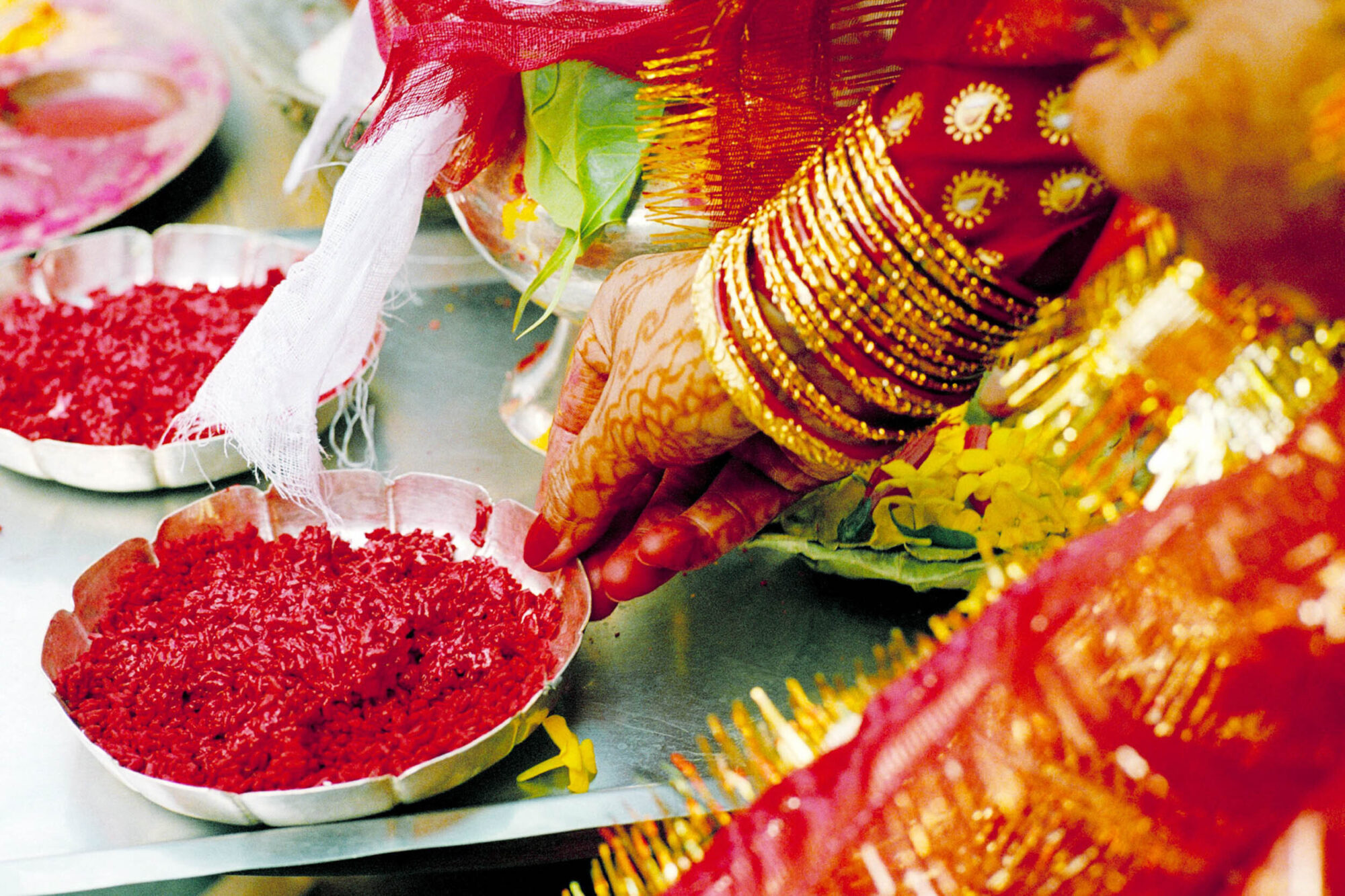 KATHMANDU 7. APRIL 2000 - Das Bild zeigt Opfergaben fuer die Goetter in Nepals Hauptstadt Kathmandu waehrend einer Hochzeit, damit sie dem Brautpaar wohlgesinnt sind.

Photo by Daniel Ammann