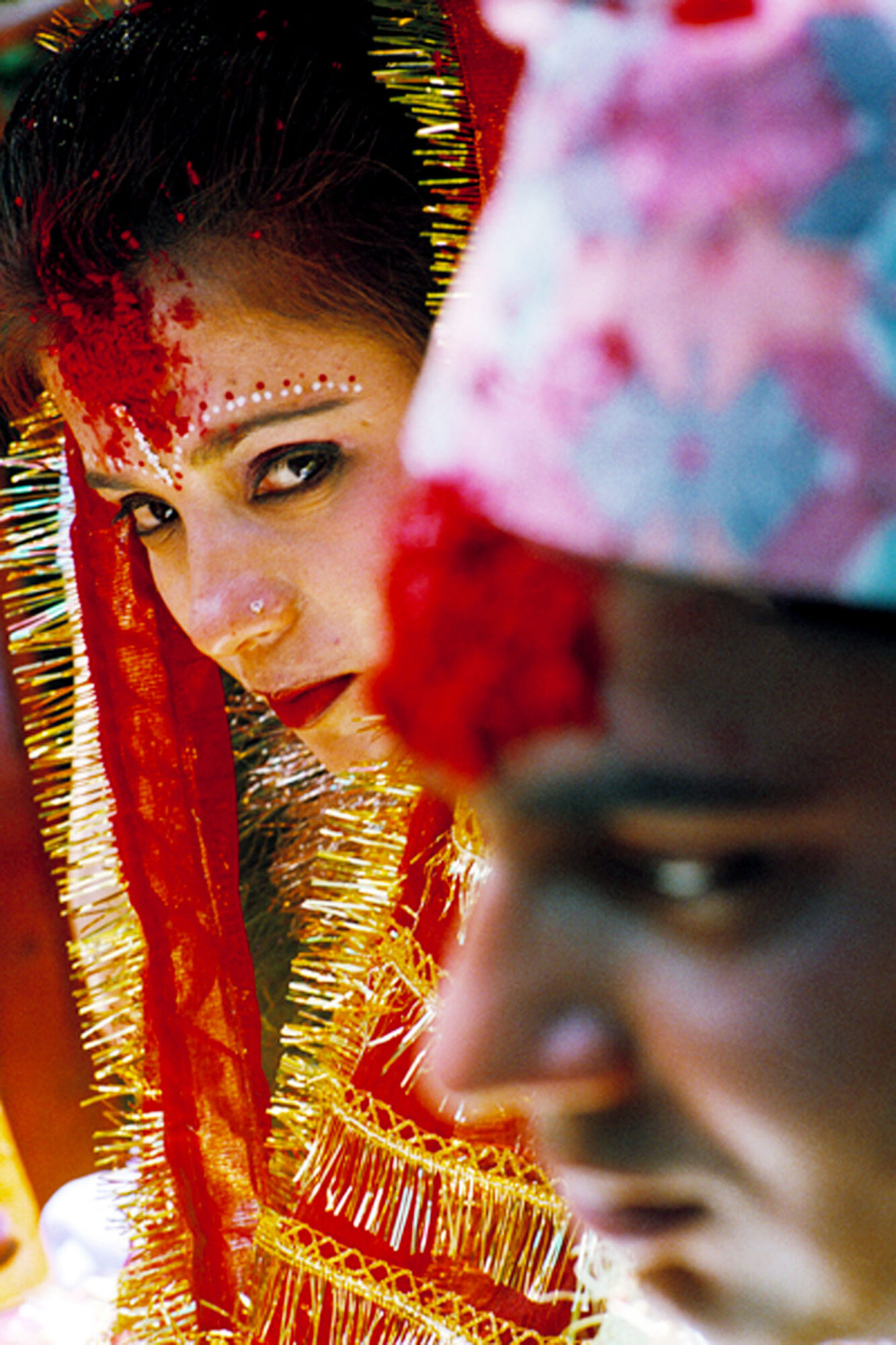 KATHMANDU 7. APRIL 2000 - Die Braut (L) schaut in Nepals Hauptstadt Kathmandu waehrend einer Traditionellen Hochzeit ihren Angetrauten (R) an.

Photo by Daniel Ammann