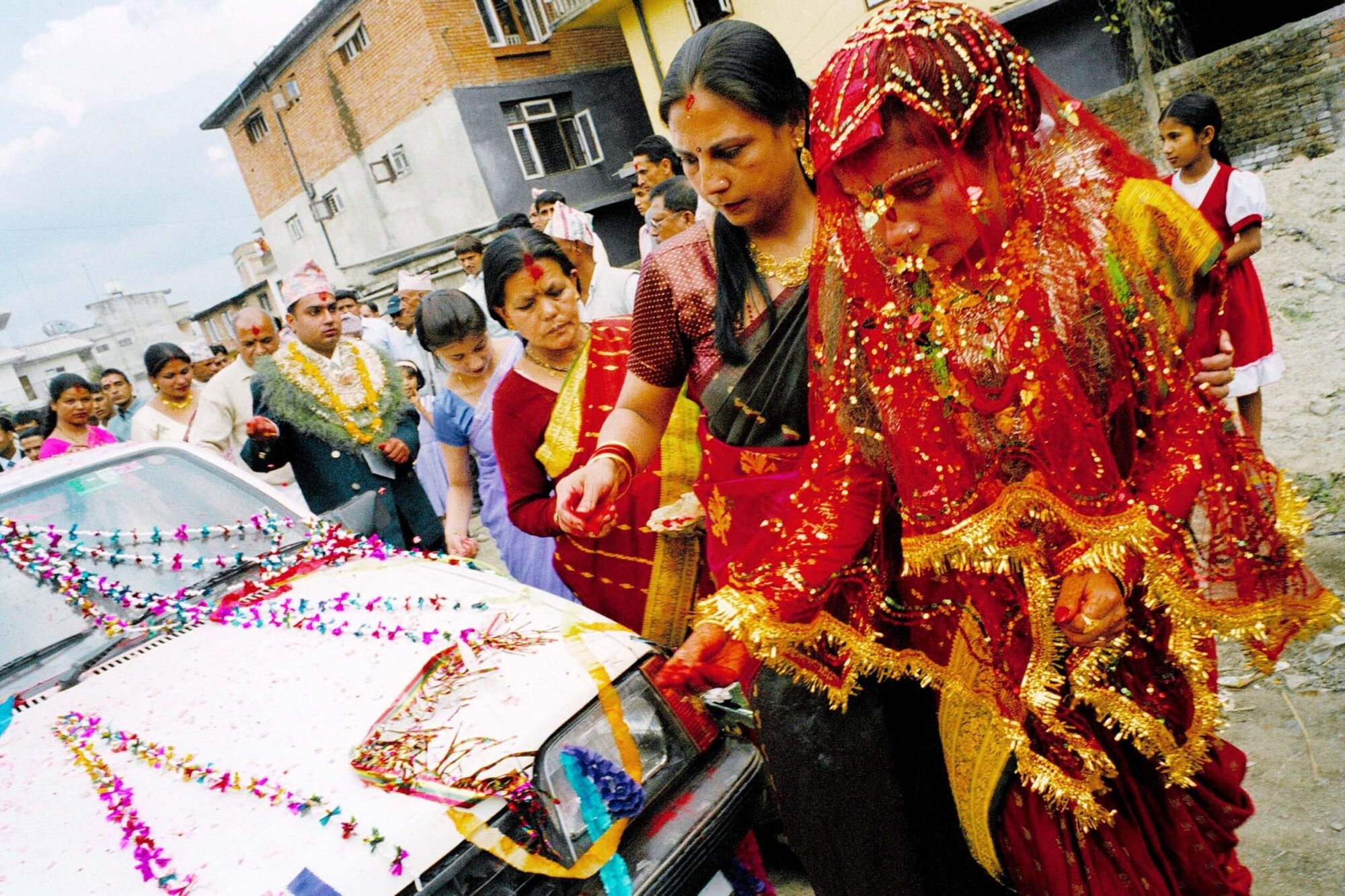 KATHMANDU 7. APRIL 2000 - Die Hochzeitsgesellschaft laeuft in Nepals Hauptstadt Kathmandu nach einer traditionellen Hochzeit um das Auto herum. 

Photo by Daniel Ammann