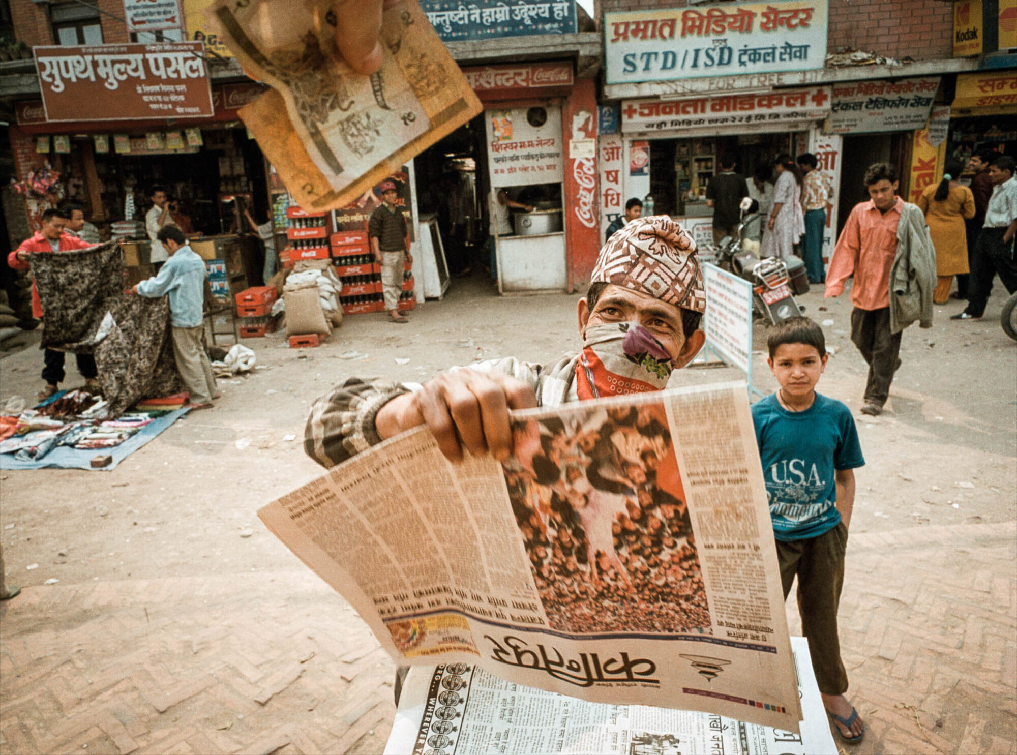 In Nepal wurde die Pressefreiheit per Dekret der Regierung unterbunden. Entlang der Ring Road, der Strasse rund um Kathmandu, verkaufen geschickte Haendler Zeitungen.

REUTERS SCHWEIZ/ Photo by Daniel Ammann