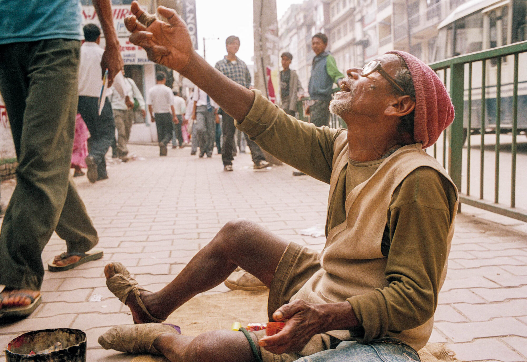 KATHMANDU 23. APRIL 2000 - Ein kastenloser Nepalese bettelt in der Hauptgeschaefts Strasse in Nepals Hauptstadt Kathmandu.

Photo by Daniel Ammann