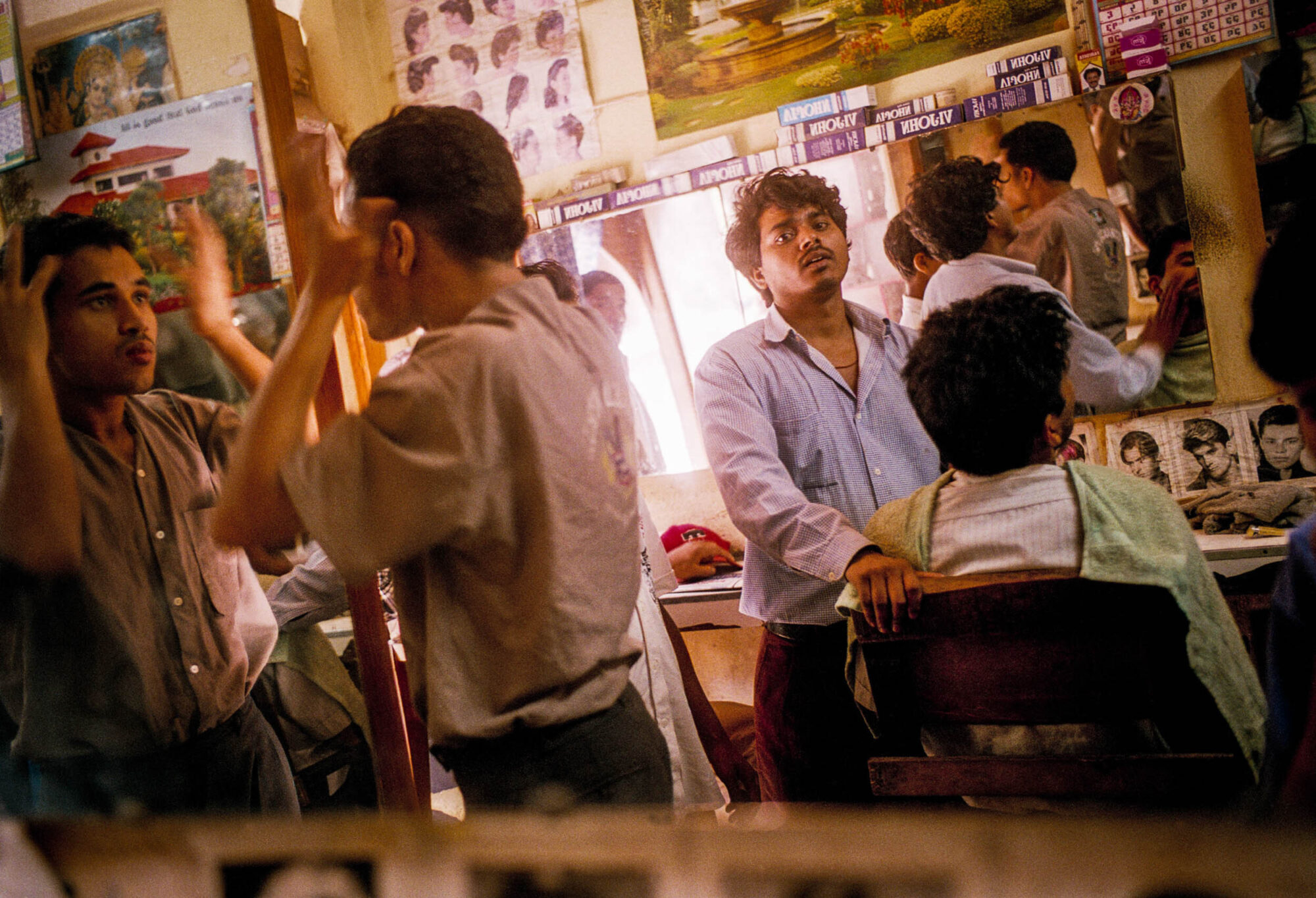 KATHMANDU 27. APRIL 2000 - Nepalis kaemmen, buersten und schneiden Ihre Haare in einem der typischen Coiffuresalons der Hauptstadt Nepals.

Photo by Daniel Ammann