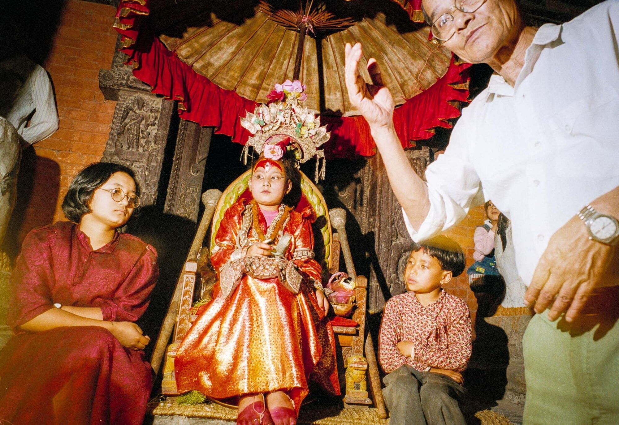 PATAN 5. MAI 2000 - Der Kumari von Patan (M), ene Kindergoettin, wird waehrend eines Volkfestes in Nepals Stadt Patatn Geld gespendet. 

Photo by Daniel Ammann