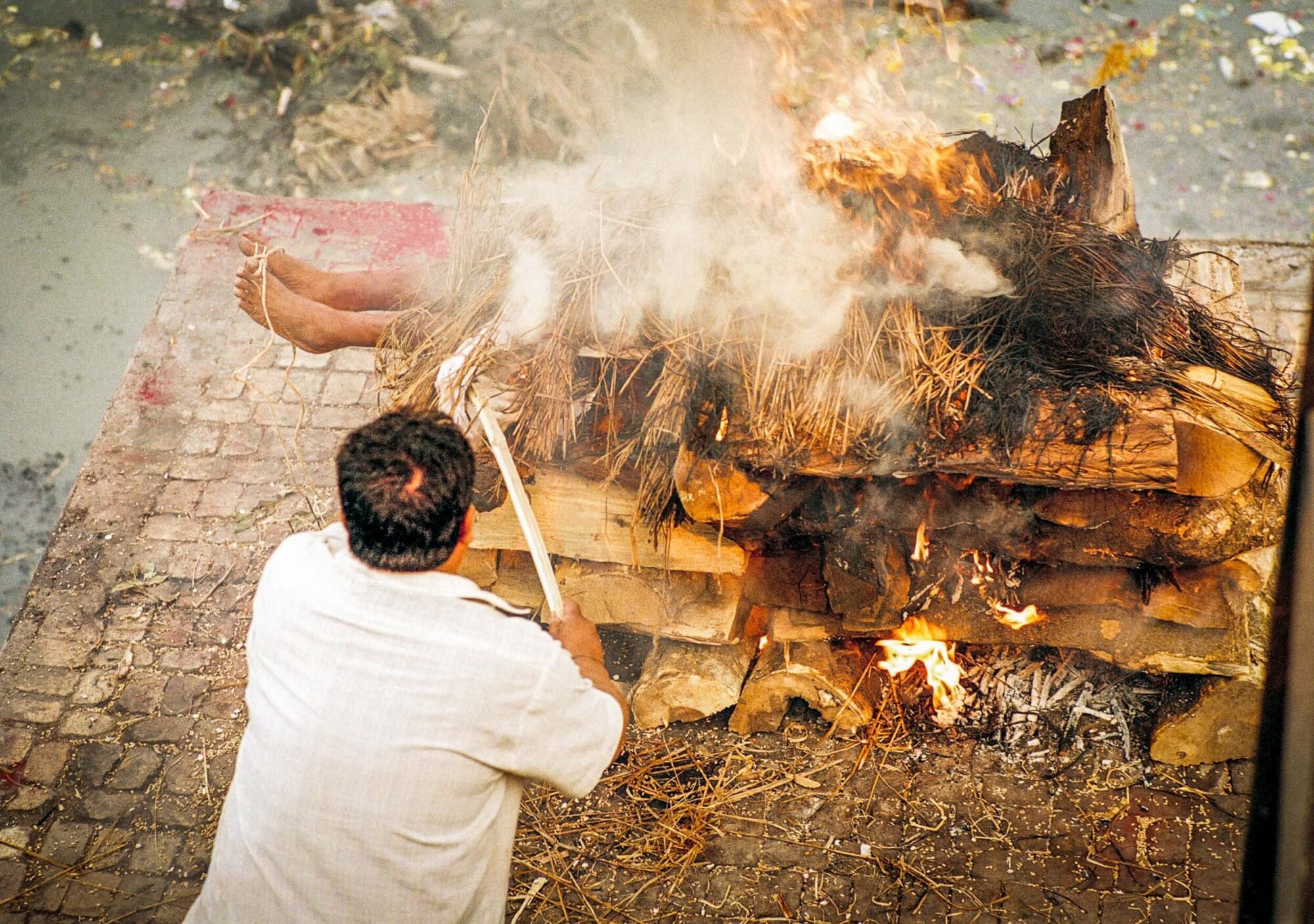 KATHMANDU 7. APRIL 2000 - Im Tempel Pashupati, einem Hinduistischen Heiligtum in Nepals Hauptstadt  Kathmandu, wird ein Leichnam auf dem Scheiterhaufen verbrannt und andschliesend in den Fluss geworfen.

Photo by Daniel Ammann