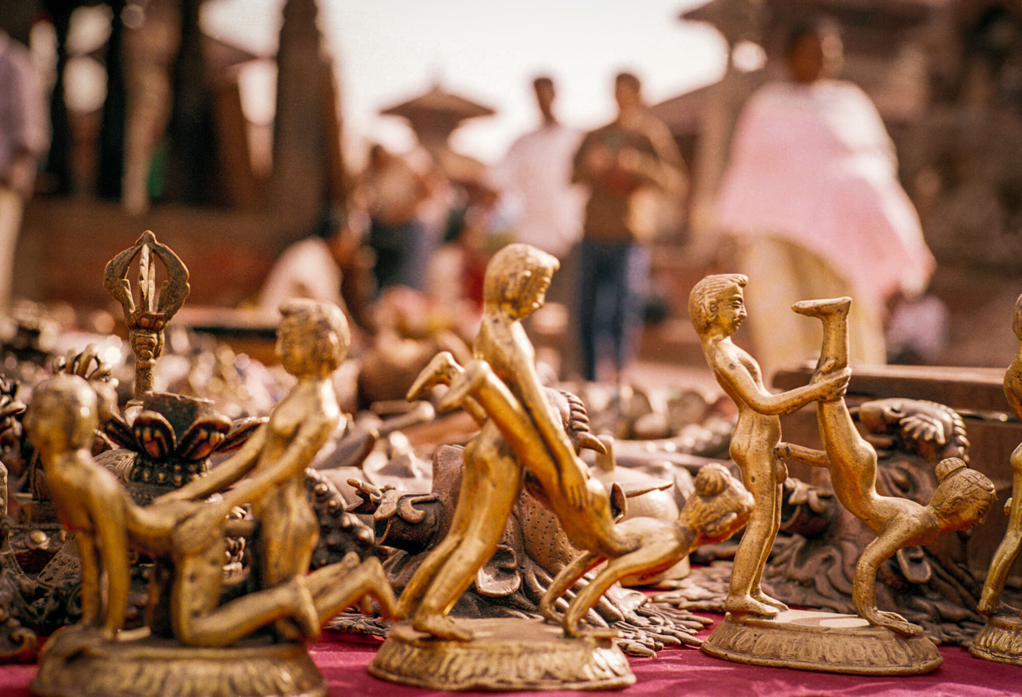 KATHMANDU 21. APRIL 2000 - Bronzene Liebesfiguren stehen in Nepals Hauptstadt Kathmandu zum Kaufen bereit.

Photo by Daniel Ammann